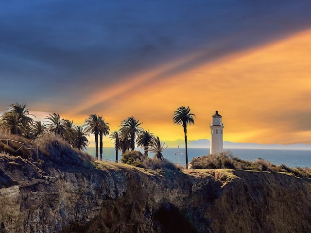 cliffside in Rancho Palos Verdes with palm trees and lighthouse